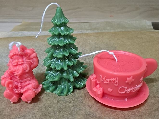3 Velas Navideñas de cera de abeja hechas a mano: Papá Noel, Abeto y Taza Merry Christmas