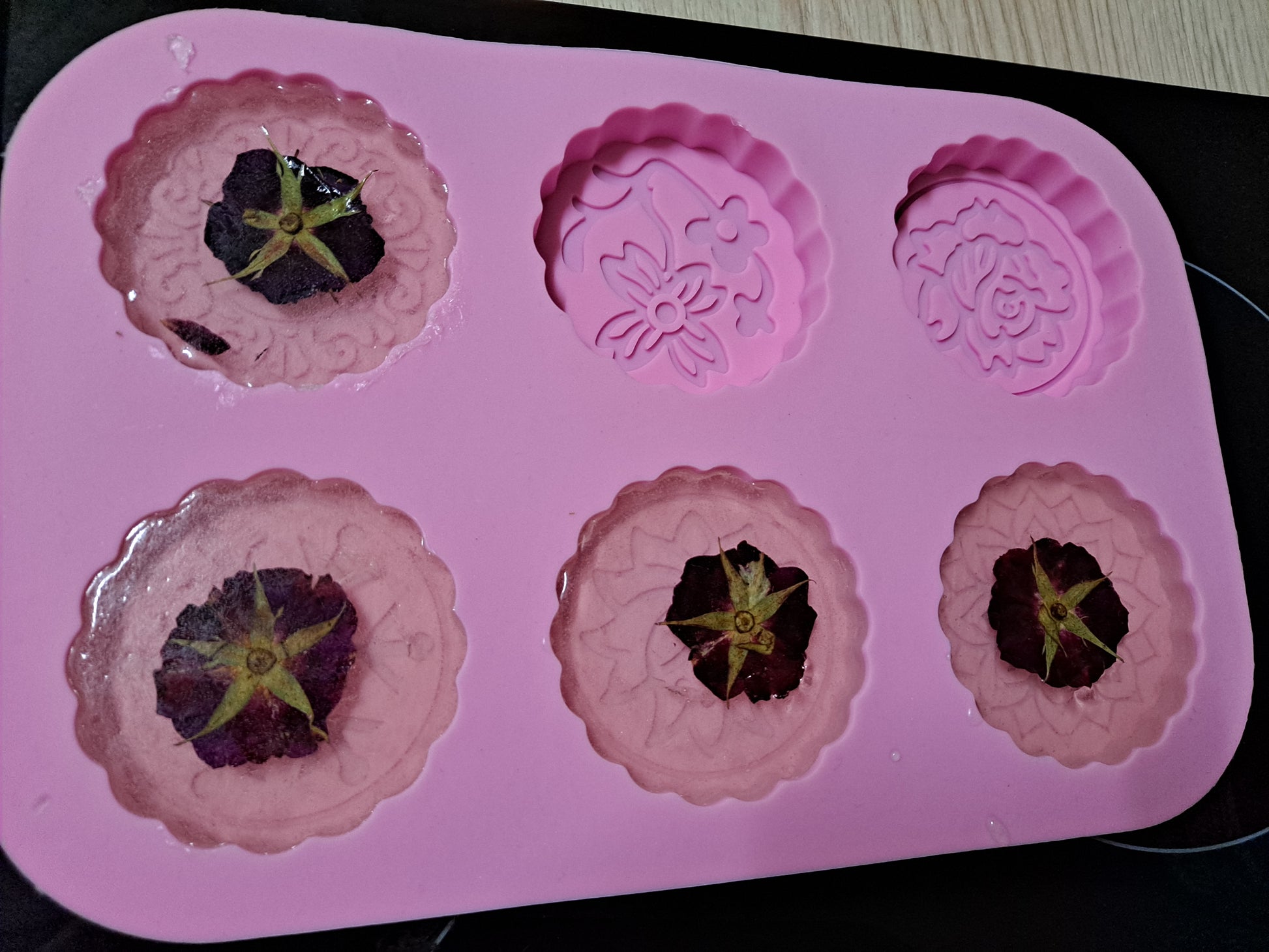 Jabones con flor seca encapsulada sin sacar del molde
