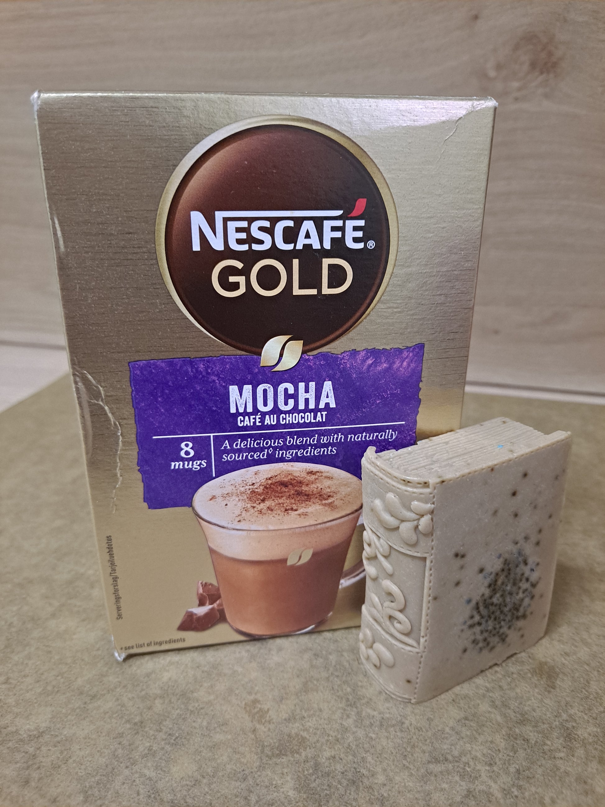Jabón vegano de café en forma de libro, con el café que utilicé para hacerlo