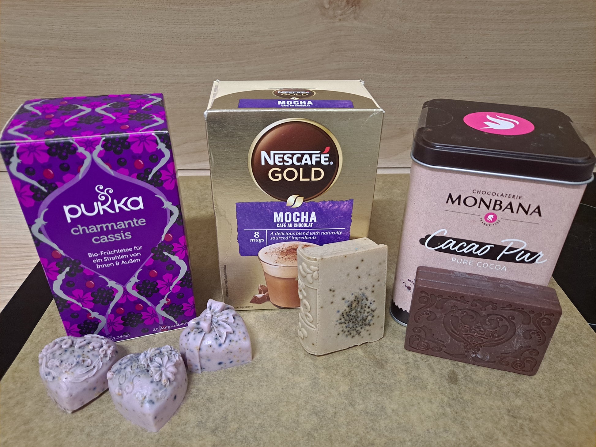 Jabones de té, café y cacao cada uno presentado con su ingrediente característico