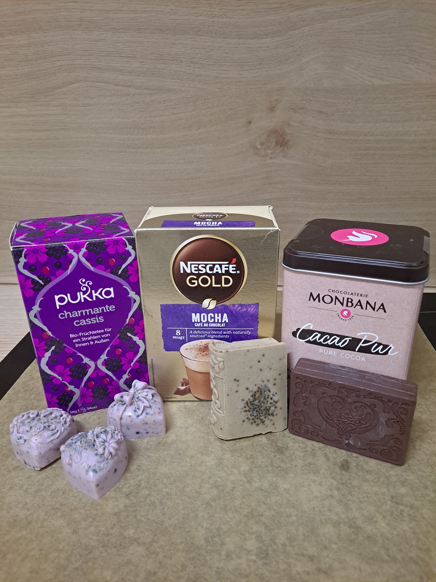 Tres tipos de jabones 100% veganos y artesanos: de té con forma de corazón, de café con forma de libro y de chocolate con forma de cajita