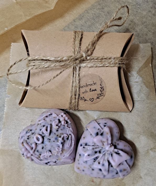 Jabones de té en forma de corazón, uno de ellos ya empaquetado
