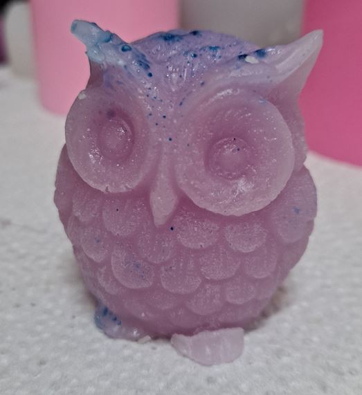Vela con forma de búho crecién sacada del molde